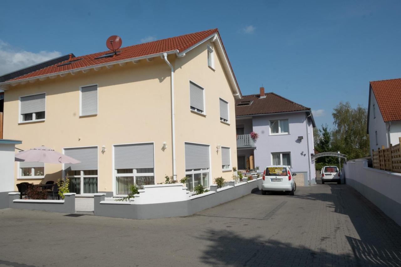 Schnitzelhaus Und Pension Stadt Rosbach Rosbach vor der Höhe Kültér fotó